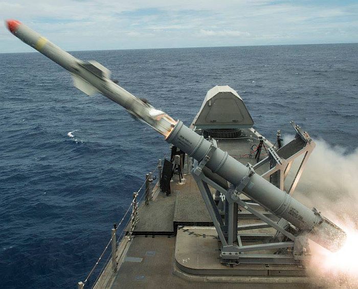2016年環太平洋軍演，美軍獨立級濱海戰鬥艦「科羅拉多號(LCS-4)」以「臨時加裝」方式發射魚叉反艦飛彈。   圖：翻攝美國海軍官網
