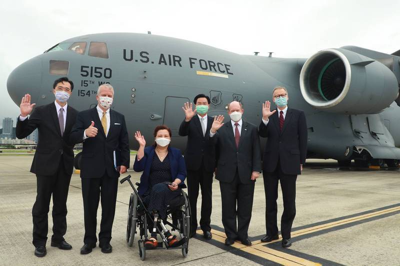 美國蘇利文參議員(左二)、達克沃絲參議員(左三)、昆斯參議員（右二）6月乘軍機訪台，宣布贈台75萬劑疫苗。   圖：外交部 / 提供