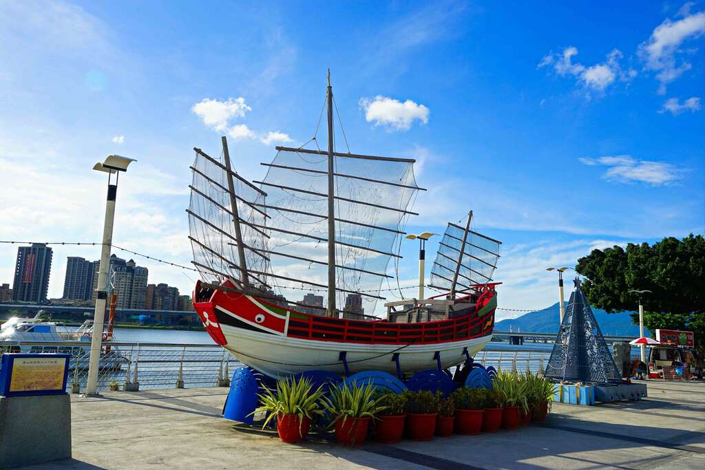 大稻埕租借站 旁邊的唐山帆船 是熱門的拍照點。   圖：北市水利處／提供