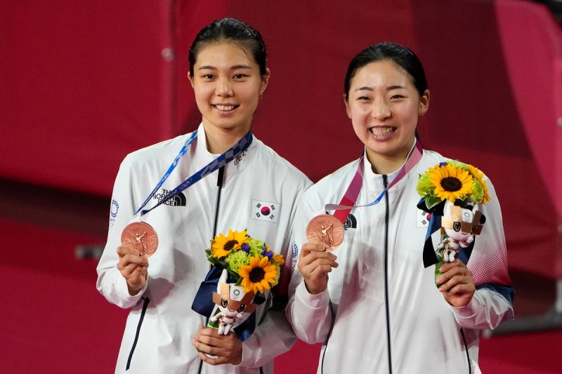 金昭映（左）和搭檔孔熙容拿下奧運銅牌。   圖／美聯社／達志影像