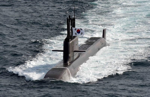 南韓自主研制3000噸級常規導彈潛艇「島山安昌浩」號。從外觀上可見有6個垂直發射孔。   圖：南韓海軍提供