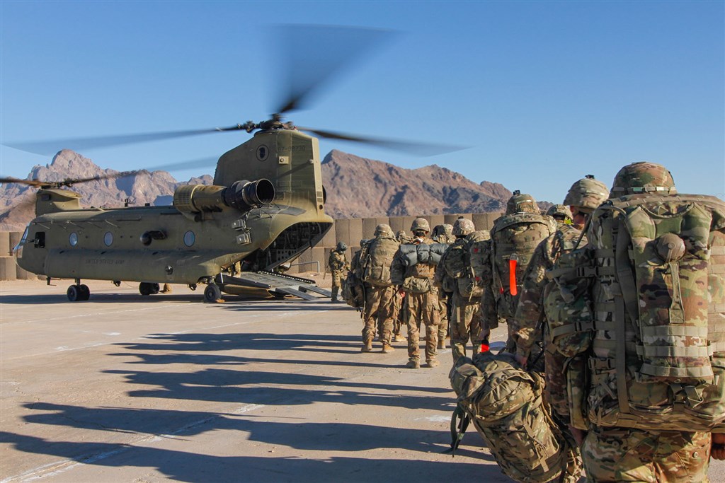美國12日宣布增派約3千名美軍前往阿富汗撤僑，圖為2019年美軍搭乘直升機前往阿富汗執行任務。   圖：翻攝美國國防部網頁