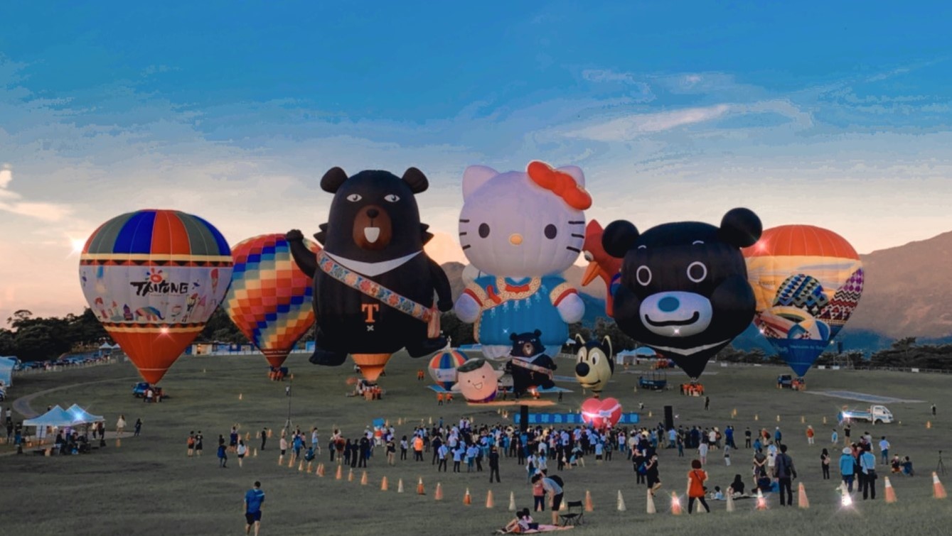 熊讚加入熱氣球嘉年華 柯文哲成首位乘客盼向國際行銷台北 | 旅遊 | 新
