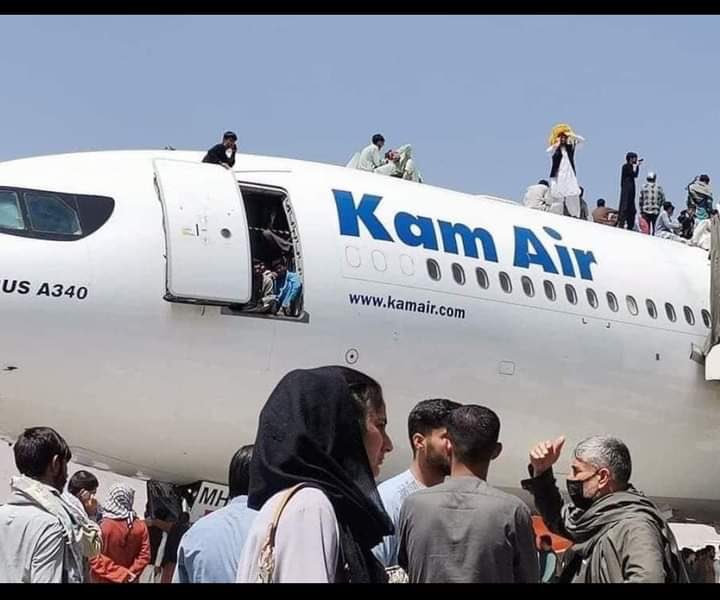 阿富汗政府迅速垮台，塔利班重新掌控喀布爾引發逃難人潮，甚至攀爬至飛機上希望逃離阿富汗。   圖：翻攝Aśvaka - آسواکا News Agency的Twitter