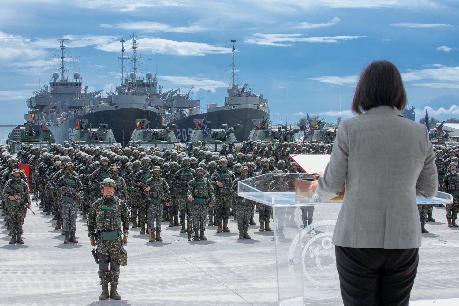 蔡英文總統2020年7月在高雄檢閱海軍陸戰隊99旅步2營。   圖：國防部提供