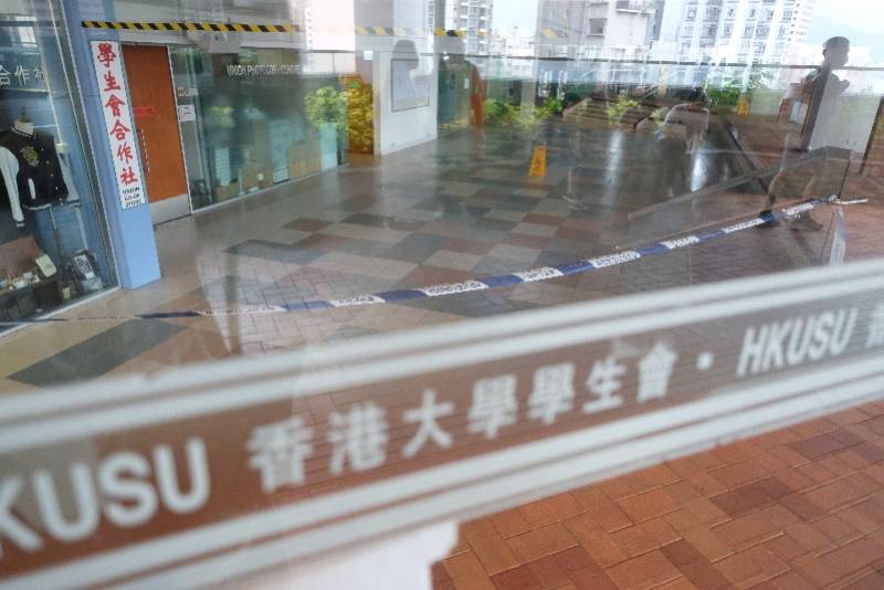香港警方國安處警察18日早上逮捕至少4名前香港大學學生會的成員，指控他們與悼念「七一襲警案」嫌犯，違反《香港國安法》第27條「宣揚恐怖主義丶煽動實施恐怖活動」罪。   圖：翻攝陸網「搜狐」