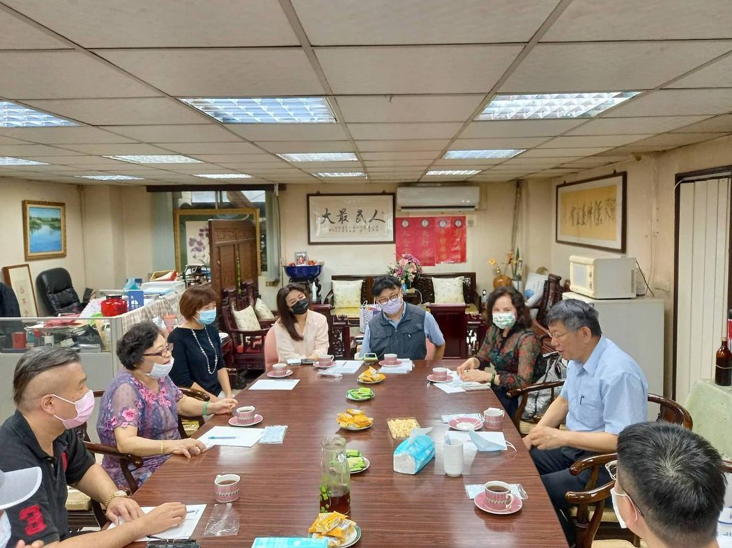 台北市長柯文哲17日拜訪創立「人民最大黨」的民進黨前立委許榮淑。   圖：翻攝許榮淑臉書