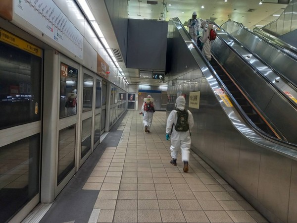 確診者足跡遍布共37站，北捷進行全面性消毒。   圖：台北捷運公司提供