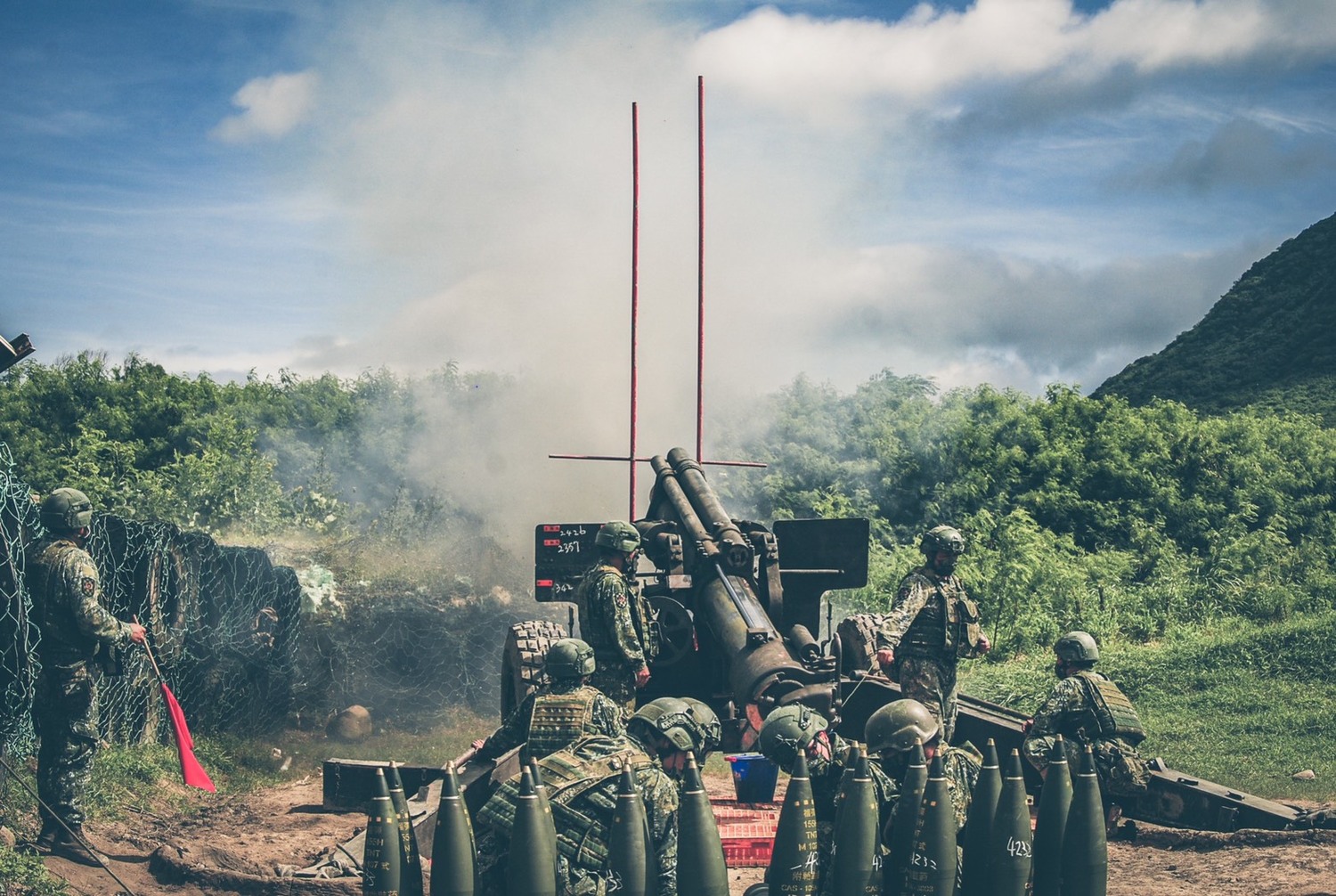 機步333旅砲兵營日前於三軍聯訓基地，實施155榴彈砲實彈射擊。   圖：翻攝中華民國陸軍臉書