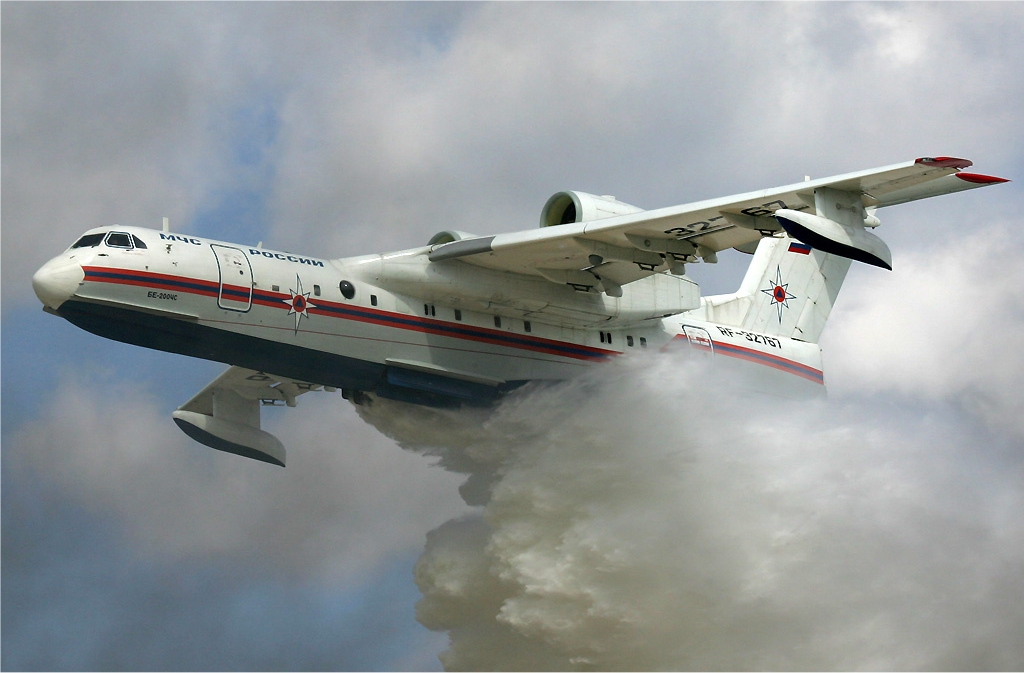 正在執行灑水滅火任務的俄羅斯「Be-200」大型水陸兩棲運輸機。   圖：翻攝維基百科/Dmitriy Pichugin 