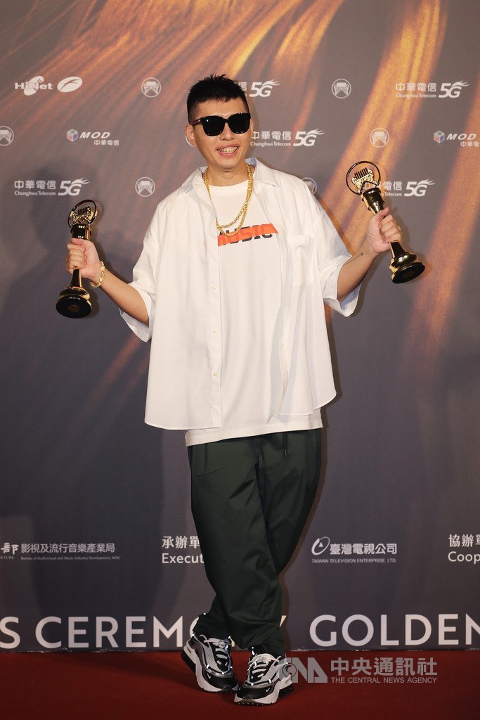 第32屆金曲獎21日在台北流行音樂中心頒獎，嘻哈歌手杜振熙（蛋堡）以專輯「家常音樂」榮獲最佳華語男歌手獎及最佳華語專輯獎肯定，在後台開心拿著雙獎座合影。   圖：中央社提供