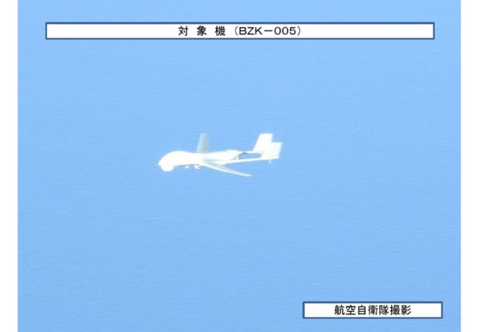 日本防衛省統合幕僚監部通報25日有3架中共軍機通過沖繩和宮古島間進入西太平洋空域，包含罕見的「BZK-005」無人機。   圖：翻攝防衛省統合幕僚監部推特