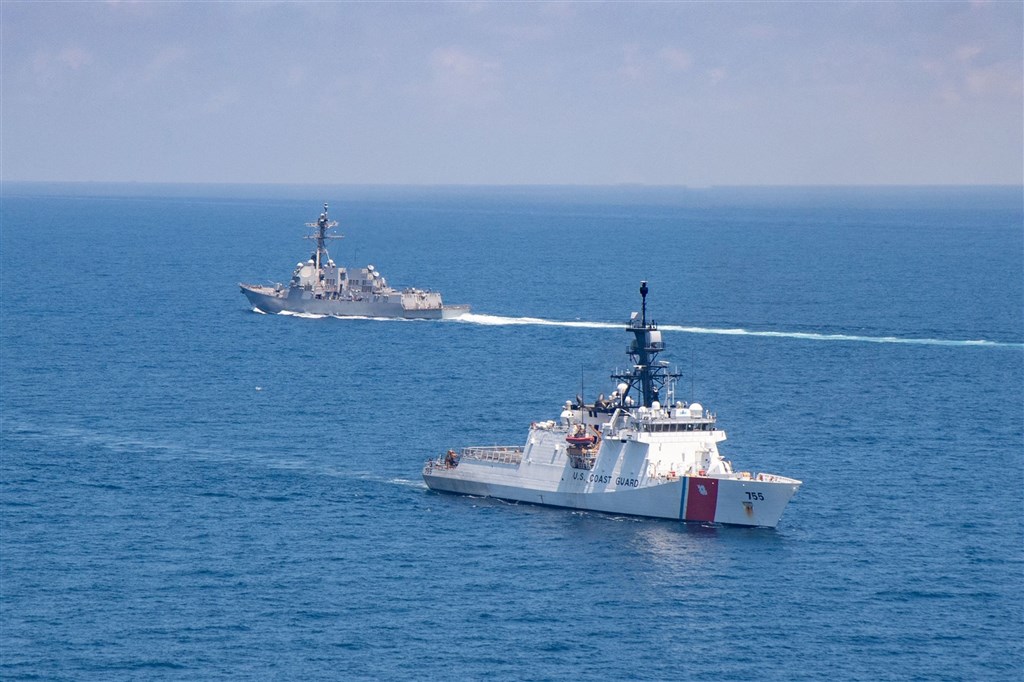 美國海軍勃克級飛彈驅逐艦「紀德號」和海岸防衛隊巡邏艦穆洛號，27日在台灣海峽交錯會合。   圖：翻攝USPacificFleet臉書