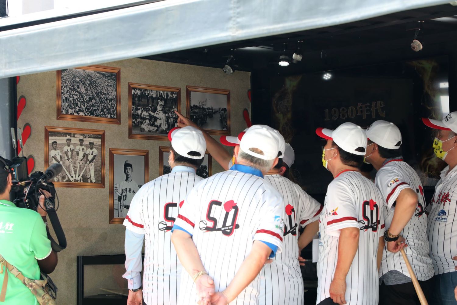 與會者正聚精會神觀賞巨人少棒隊當年的老照片。   圖：台南市政府提供