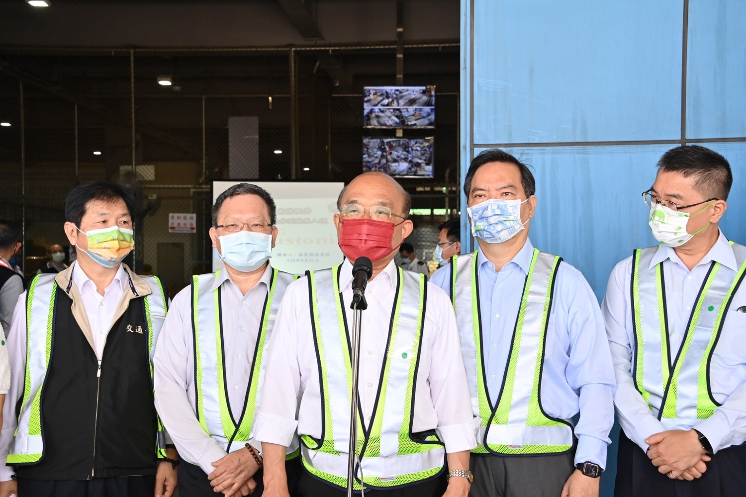 行政院長蘇貞昌今（31）天上午視察台北港貨物通關作業流程前受訪。   圖：行政院提供