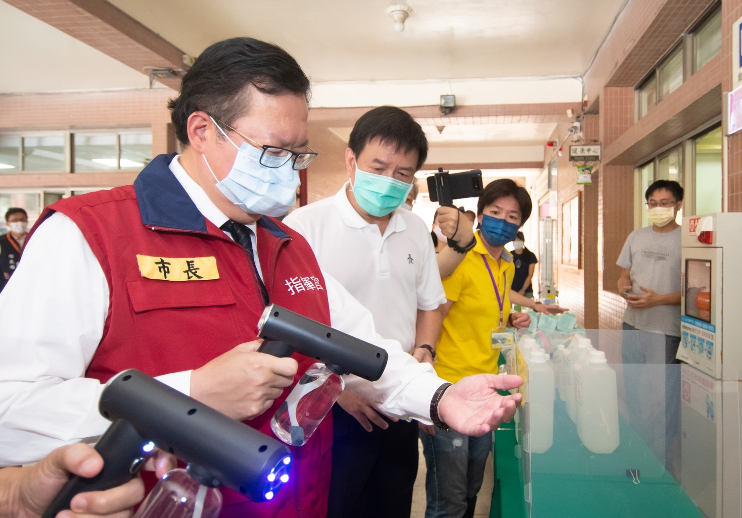 鄭文燦示範消毒雙手。   圖：桃園市政府提供