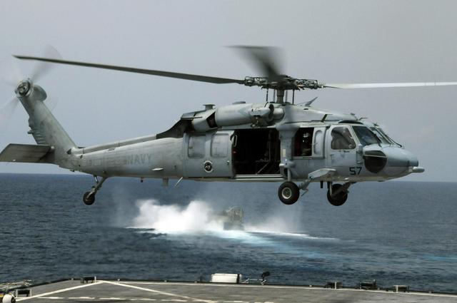 美軍傳「MH-60S騎士鷹」直升機墜海意外。   圖：翻攝陸網/每日頭條