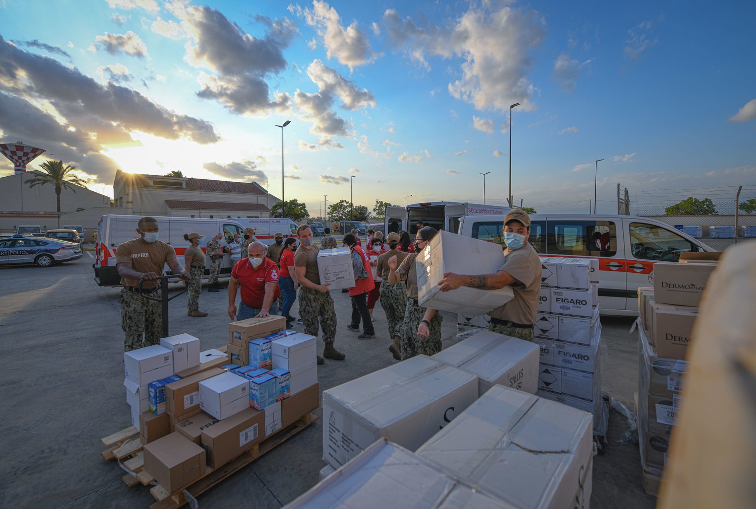美國與義大利紅十字會志工，正在為撤離阿富汗人募集物資，外電指還有數百美國公民沒能及時撤離。   圖：翻攝自美國防部推特