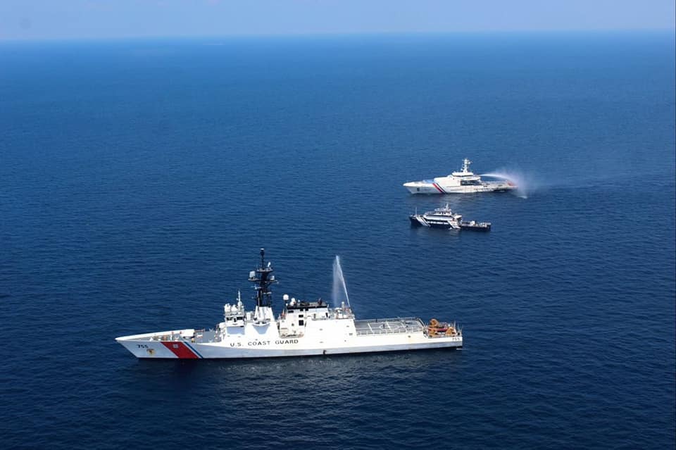 美國海岸防衛隊「穆洛號（USCGC Munro WMSL-755）」與菲律賓海防隊「加布里艾拉．希朗號」巡邏艦(BRP Gabriela Silang OPV-8301)進行聯合演習。   圖：翻攝 Frances Mangosing推特