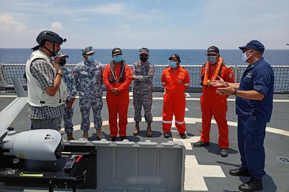 「穆洛號」特別向菲國海巡官員介紹協助偵察、搜救的小型無人機系統。   圖：翻攝 Frances Mangosing推特