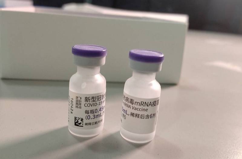 首批BNT疫苗抵台，包裝上含有「復必泰」等簡體字樣。   圖: 食藥署/提供