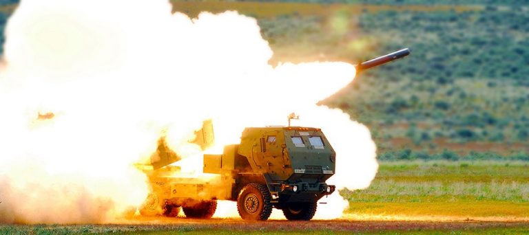 美國軍援「海馬斯多管火箭系統」已抵達烏克蘭，俄國的戰爭資源則幾乎消耗殆盡。   圖：翻攝自洛克希德官網