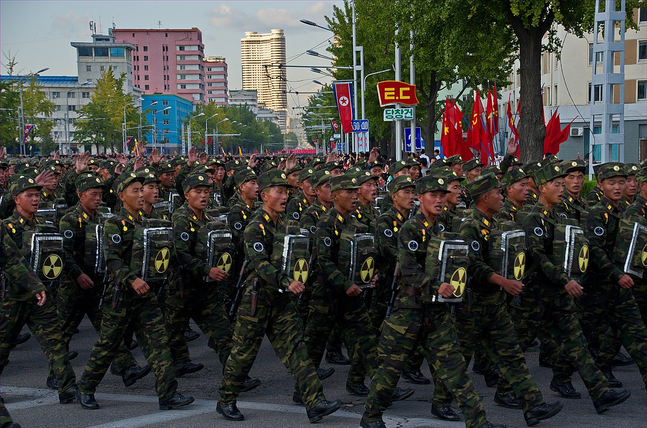 北韓士兵抱著核武圖示的背包在街上遊行 (示意圖) 。   圖：擷取自維基百科