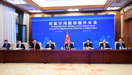 王毅9月8日在北京以視訊方式出席首次阿富汗鄰國外長會。   圖：翻攝中國外交部官網