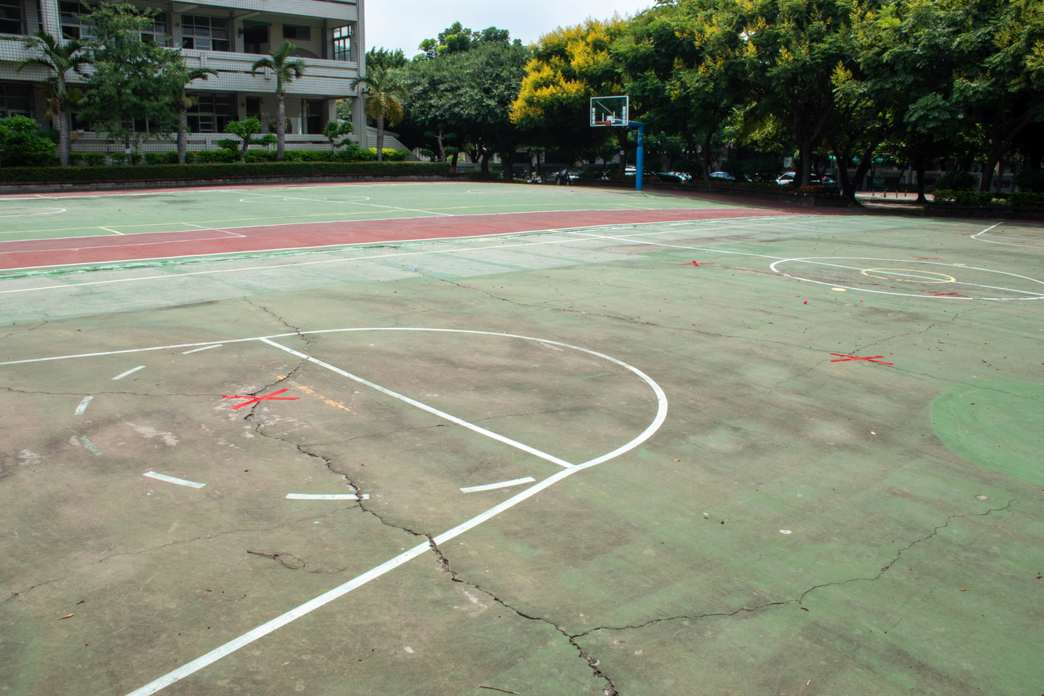 中港國小籃球場毀壞情形相當嚴重。   蔡其昌辦公室/提供