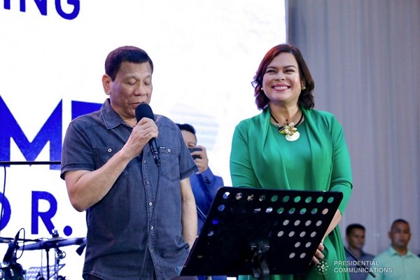 菲律賓總統杜特地 (左) 宣布女兒薩拉（Sara Duterte）。   圖 : 翻攝自菲律賓總統府網站（資料照片）