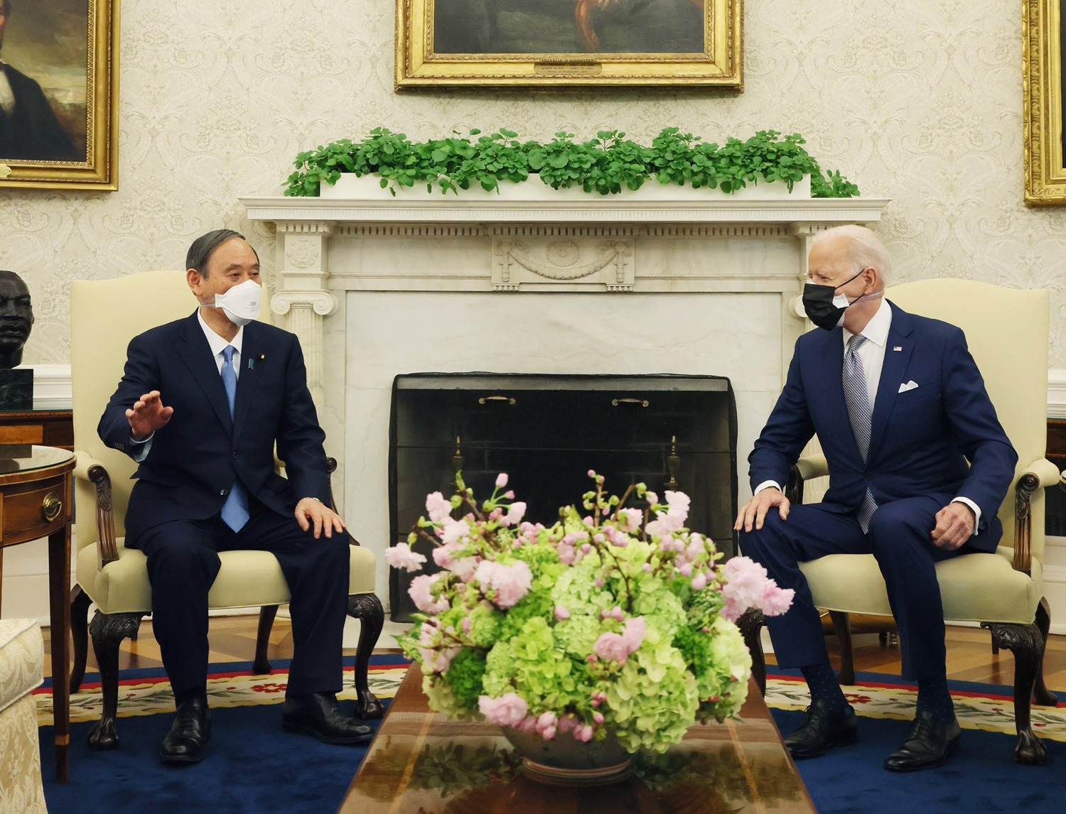 日本首相菅義偉（左）雖然卸任在即，仍預定本月23日訪美，出席「四方安全對話」高峰會，再度會見美國總統拜登。   圖：翻攝自首相官邸臉書