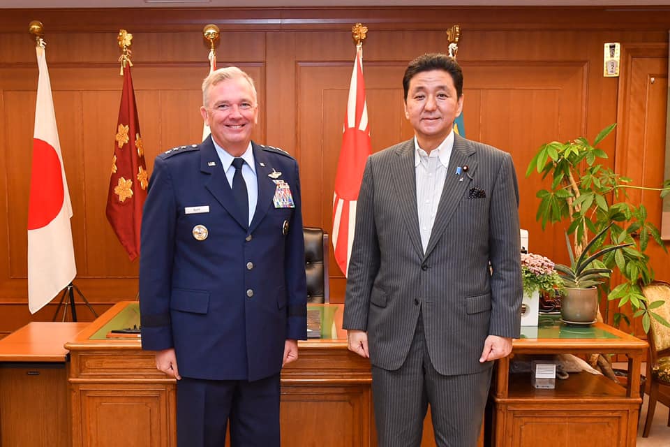 剛就任的駐日美軍司令魯普（左）日前與日本防衛大臣岸信夫會談，強化兩國同盟關係。   圖：翻攝自日本防衛省臉書