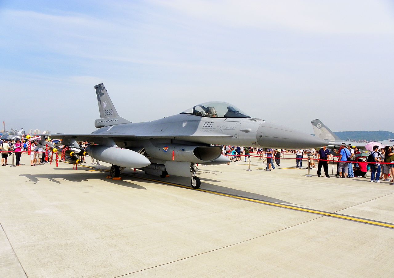 中華民國空軍的F-16 Block 20是全世界F-16族系中第一款整合魚叉飛彈做為主力反艦武器的型號。   圖：擷取自維基百科
