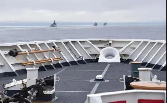 美國海岸警衛隊的「伯索夫」號巡邏艦2021年8月30日在阿留申群島附近對進入美國專屬經濟區國際水域的中國海軍艦艇進行密切監視。 圖 : 翻攝自美國國防部網站
