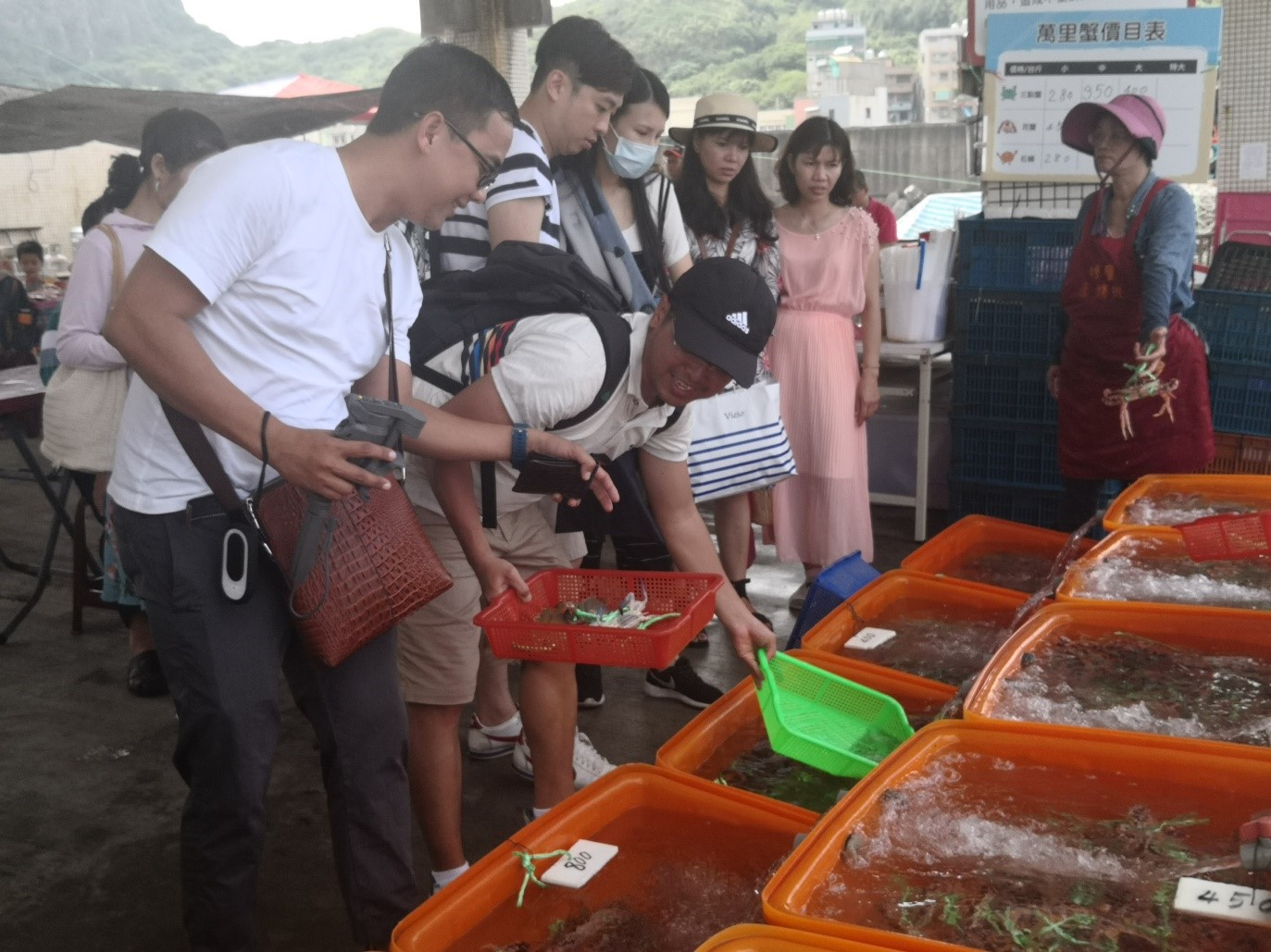 活蟹市集於開幕當日準備限量百份的活蟹福袋搶購活動。   圖：新北漁業處／提供