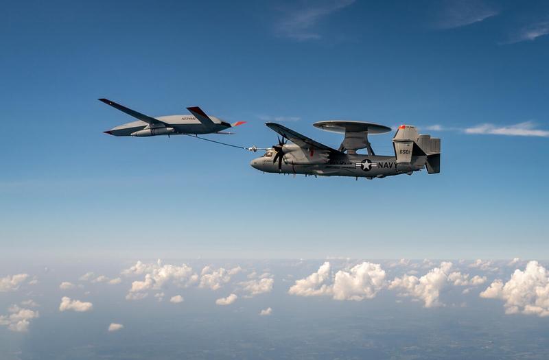 「MQ-25A黃貂魚」無人加油機8月18日為「E-2D高級鷹眼」預警機空中加油。   圖：波音公司提供
