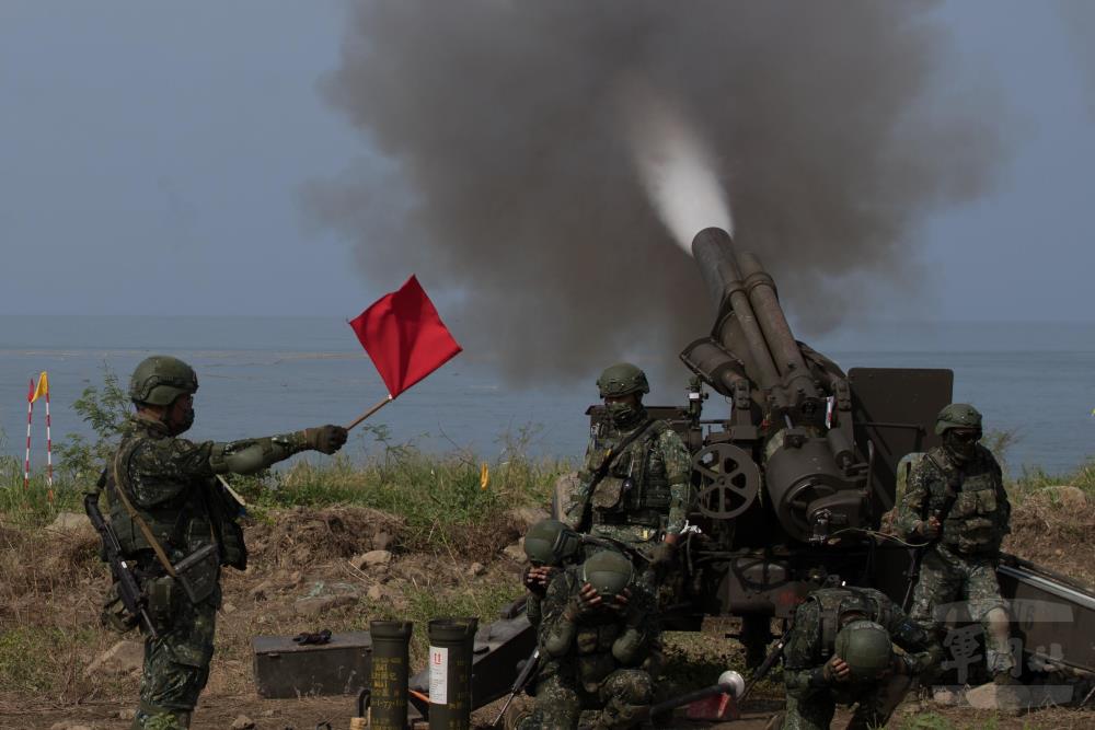 2021年漢光37號演習，第四作戰區屏東楓港155榴砲模擬對敵登陸船團進行射擊。 圖:軍聞社提供。（資料照片）