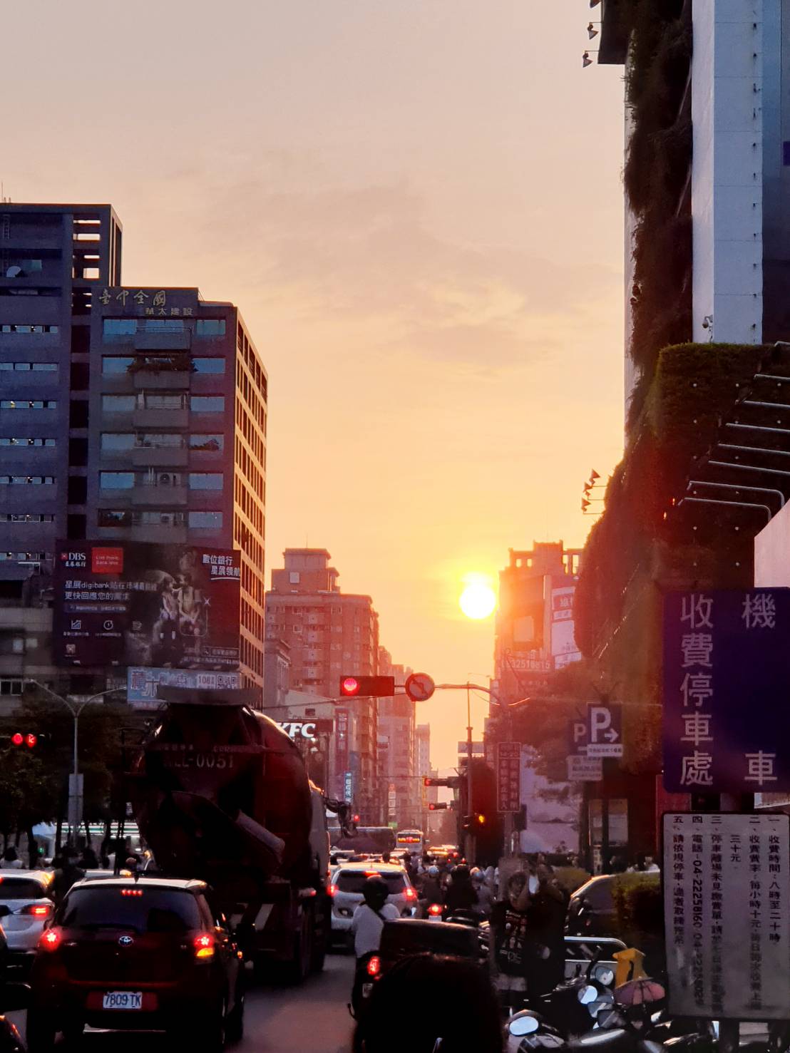 台北市峨眉街、忠孝西路是觀賞懸日美景的絕佳地點。   台中市政府/提供（資料照）