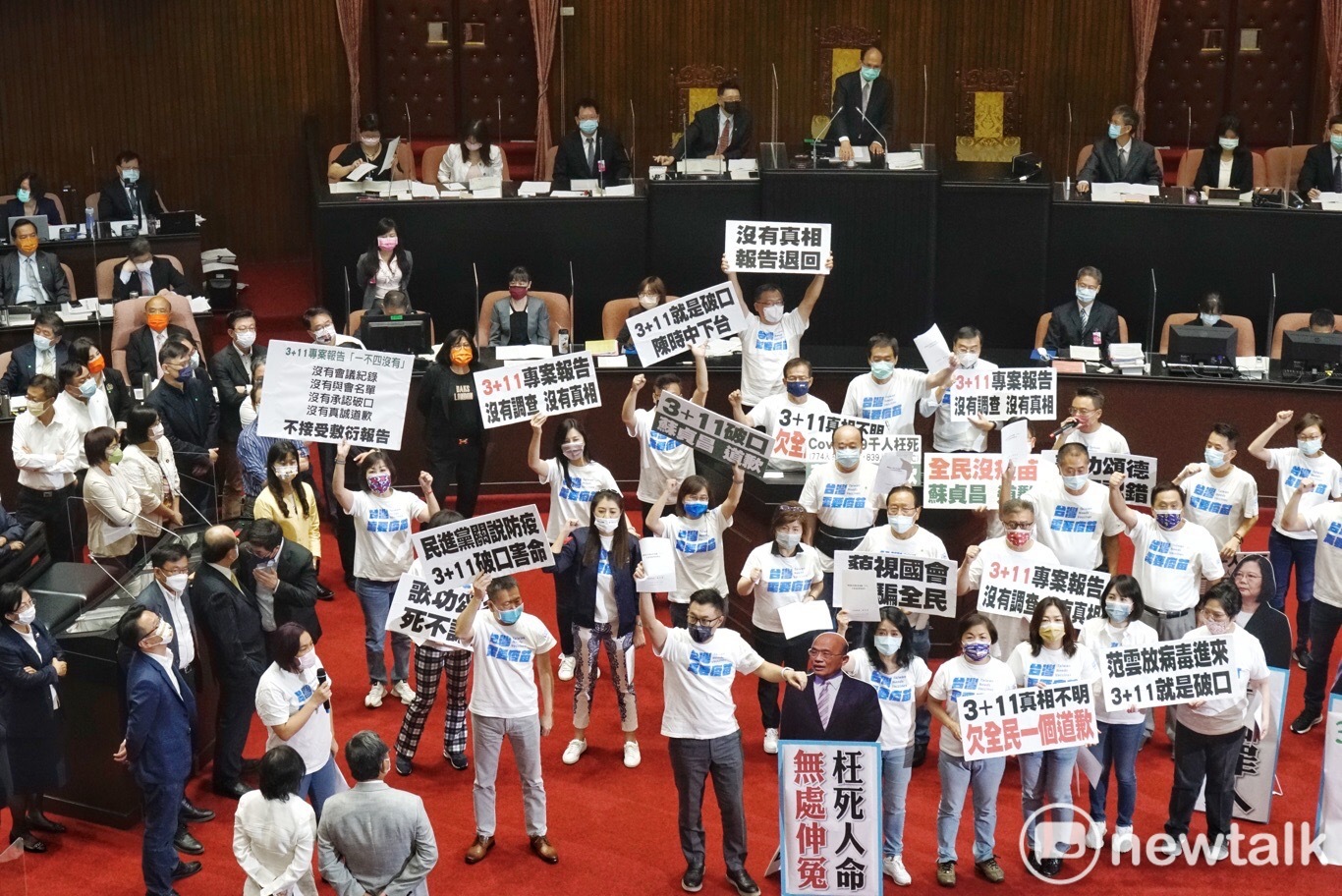 藍委霸佔發言台。 圖:張良一/攝