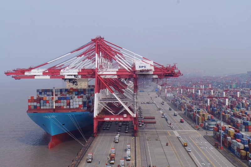 一家向中國出口木材的立陶宛公司在中國上海港口被拒絕卸貨。圖為上海洋山港貨櫃碼頭。   圖 : 翻攝自中國海關