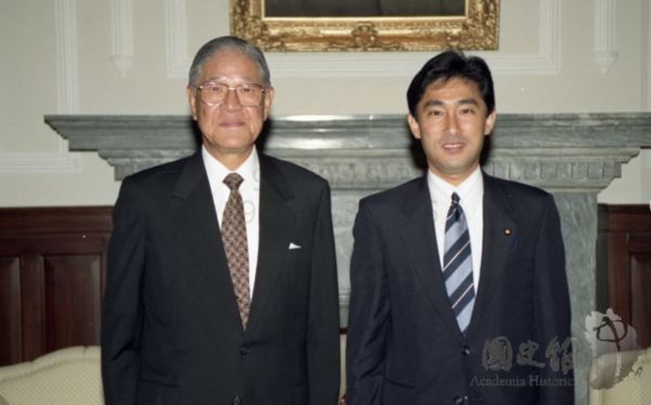 日本第100屆準首相曾與李登輝合影 國史館秀27年前岸田文雄青澀照 |