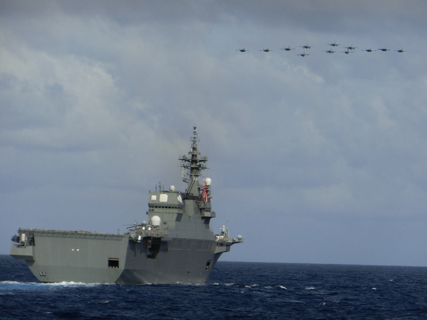 6國FOIP聯合軍演，12架軍機從艦隊上方通過。圖中該艦為日本準航母「伊勢號(DDH-182)」直升機護衛艦。   圖：翻攝 防衛省 海上自衛隊推特