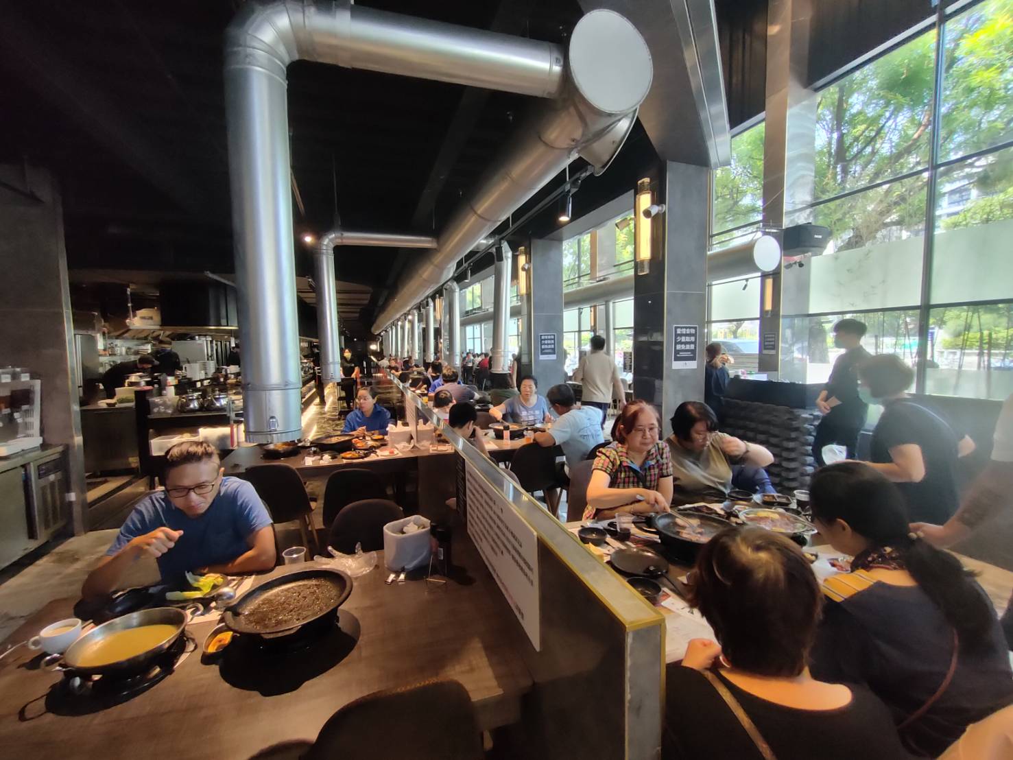韓八獲今年美國謬思設計獎室內空間設計最高獎項繆思鉑金獎。   圖：韓八燒肉鍋物店提供