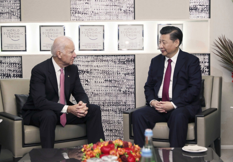 美國總統拜登（左）確定今年年底前，將與中國國家主席習近平舉辦線上高峰會，透過視訊直接溝通。（資料照）   圖：翻攝自中國政府網