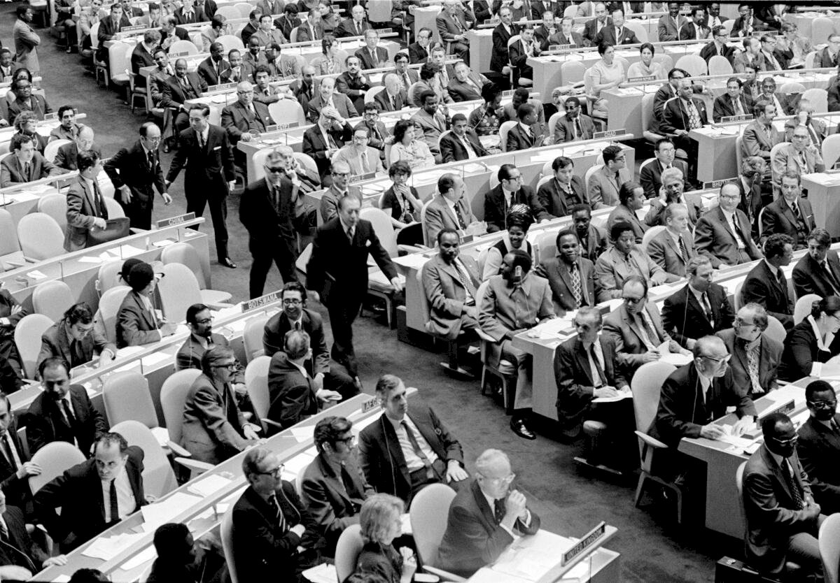 1971年10月25日，中華民國代表團駐聯合國大使劉鍇(前一)、外交部政次楊西崑(前二)等，在對阿爾巴尼亞提案的2758號決議案進行表決前離開聯合國大會堂。 圖：取材自聯合國網站（資料照）