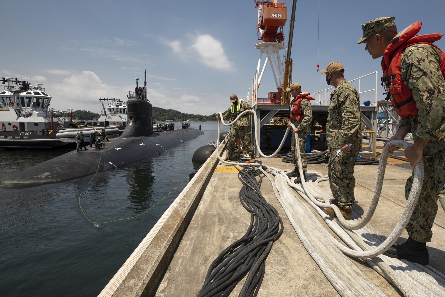 美軍「康乃狄克號」核潛艇撞上不明物，相關人員正在檢查艇體狀況。   圖：翻攝自美國海軍官網