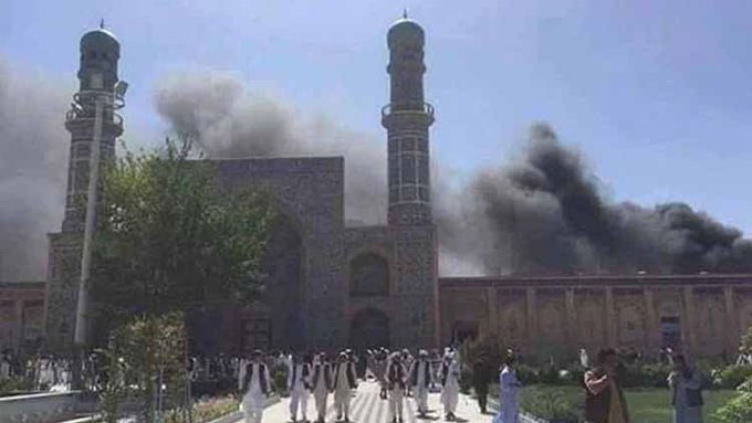 阿富汗昆都茲市一座什葉派清真寺今天遭自殺炸彈攻擊，傳出至少100人死亡，逾200人受傷。   圖：翻攝推特