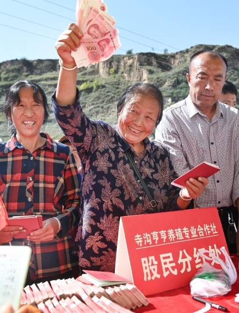 中國官媒吹捧習近平扶貧攻堅「創造人間奇蹟」，宣揚農村脫貧，是年輕人就業好去處。 圖：翻攝微博