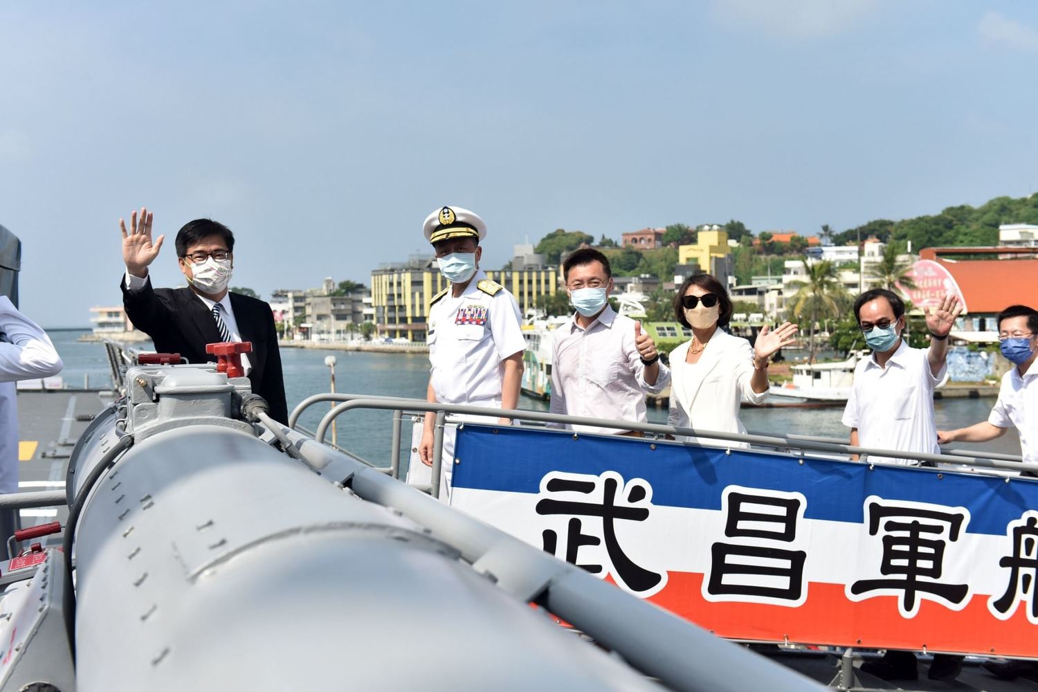 慶雙十海軍艦艇在高雄新濱碼頭開放參觀，高雄市長陳其邁率先登艦。   圖：高雄市政府提供