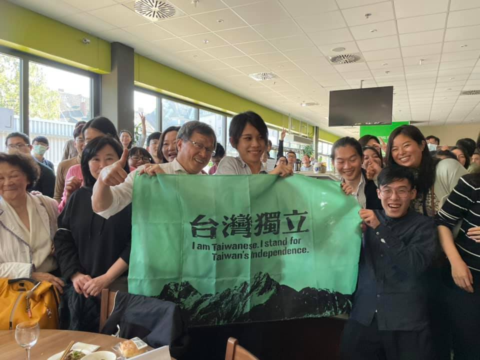 駐德代表謝志偉（前排左三）10日與留德學生聚會，學生突然拿出布條要求合影，布條上寫著「台灣獨立」4個大字，還有英文說明。   圖：翻攝自謝志偉臉書